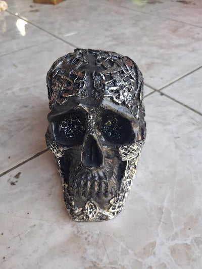Poly Resin Celtic Skull Silver/Black 13x13x30cm